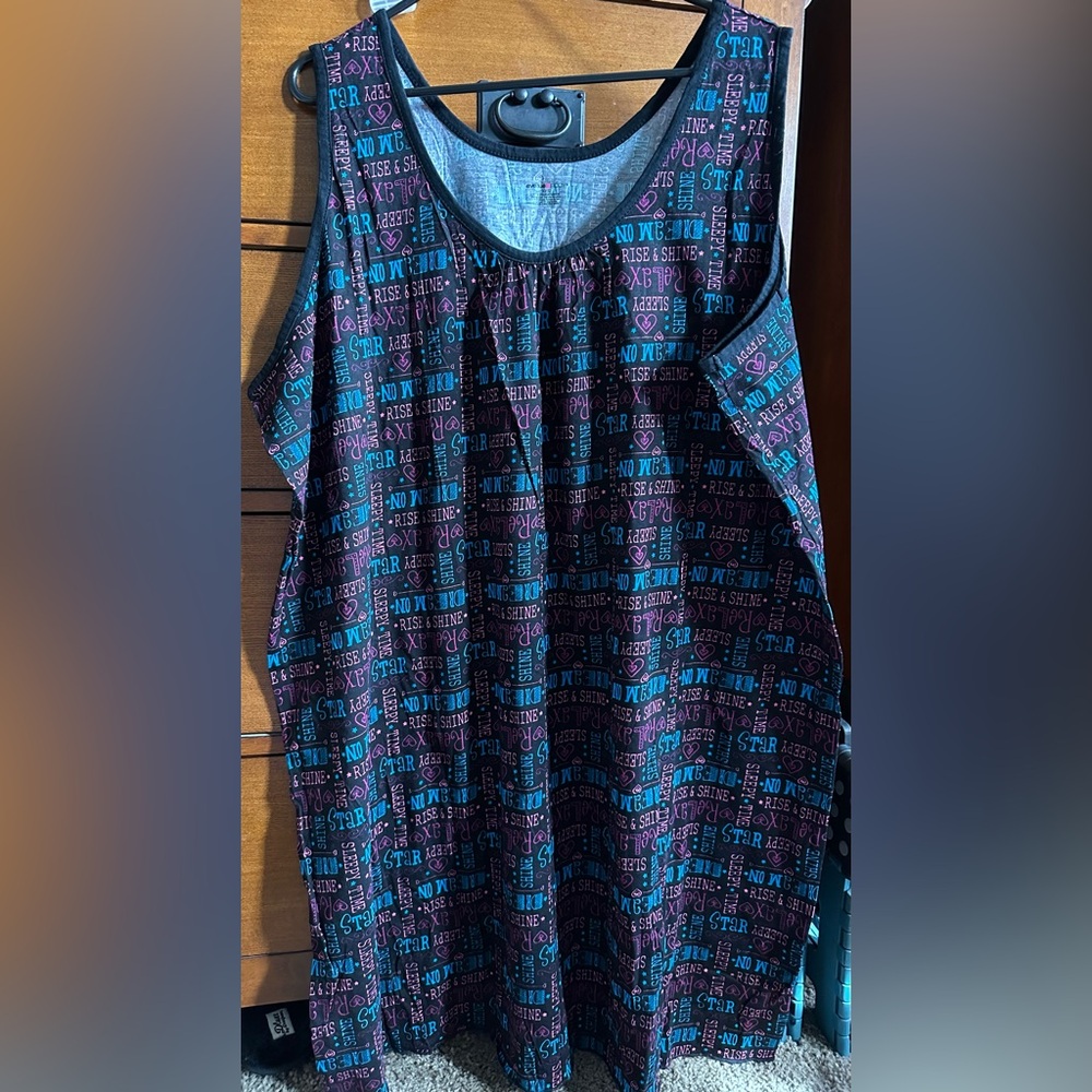 #47 - NWOT - AVENUE - size 30/32 Nightgown (short)